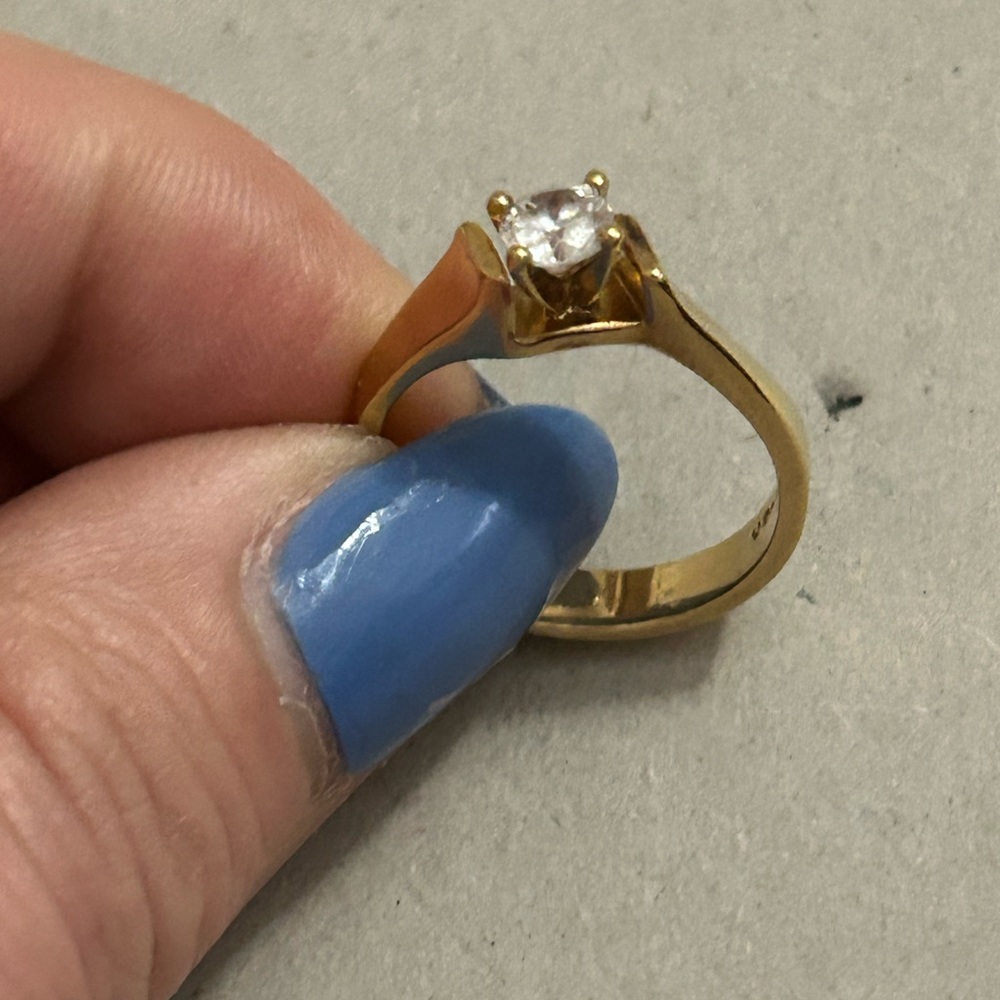 Women’s vintage Avon ring. Beautiful gold tone with clear crystal. Size 8.